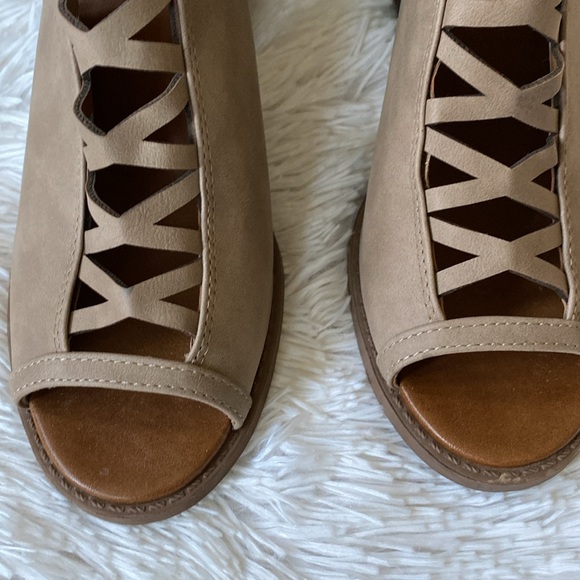 Open Toe Sz 8.5 Crisscross Straps High Heel Ankle wrapped sandals - Picture 4 of 10